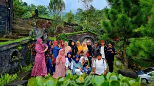 Wisata alam bernuansa religi Wisata alam bernuansa religi